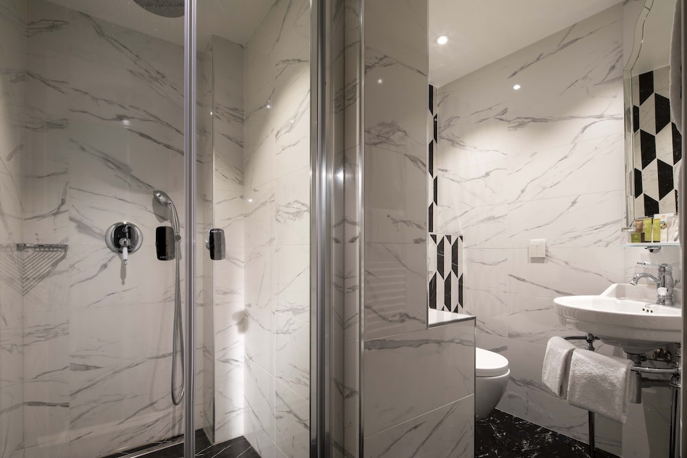 Habitación clásica doble, 1 cama doble (Stairs From 5th Floor) del hotel and Spa Saint Jacques. Foto 7