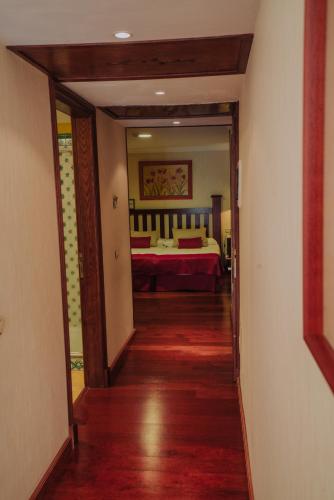 Habitación en el ático con vistas al jardín del hotel Spa Villalba. Foto 2