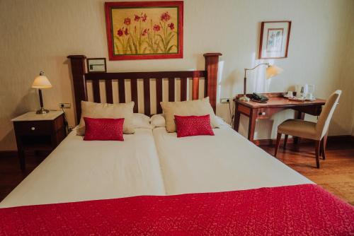 Habitación en el ático con vistas al jardín del hotel Spa Villalba. Foto 8