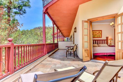 Suite con bañera de hidromasaje y terraza del hotel Spa Villalba. Foto 1