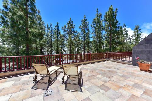 Suite con bañera de hidromasaje y terraza del hotel Spa Villalba