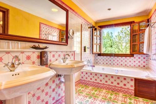 Suite con bañera de hidromasaje del hotel Spa Villalba. Foto 3