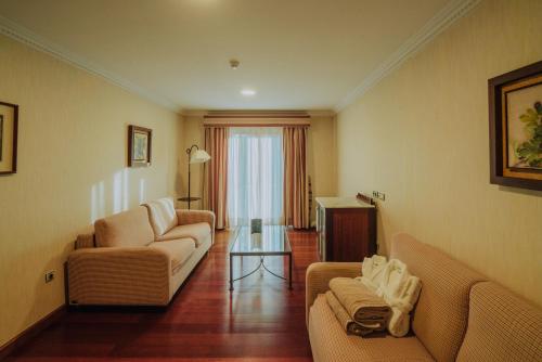 Habitación en el ático con vistas al jardín del hotel Spa Villalba. Foto 4