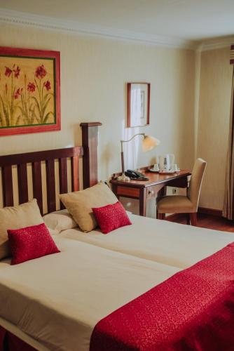 Habitación en el ático con vistas al jardín del hotel Spa Villalba. Foto 5