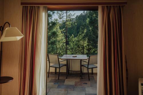 Habitación en el ático con vistas al jardín del hotel Spa Villalba. Foto 16