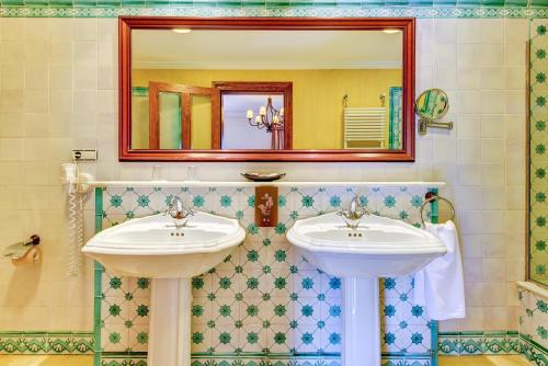 Habitación Doble Superior con vistas a las montañas del hotel Spa Villalba. Foto 2