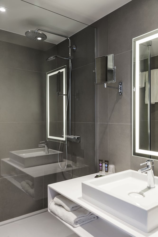 Habitación superior, 1 cama de matrimonio con sofá cama del hotel Novotel Edinburgh Centre. Foto 6