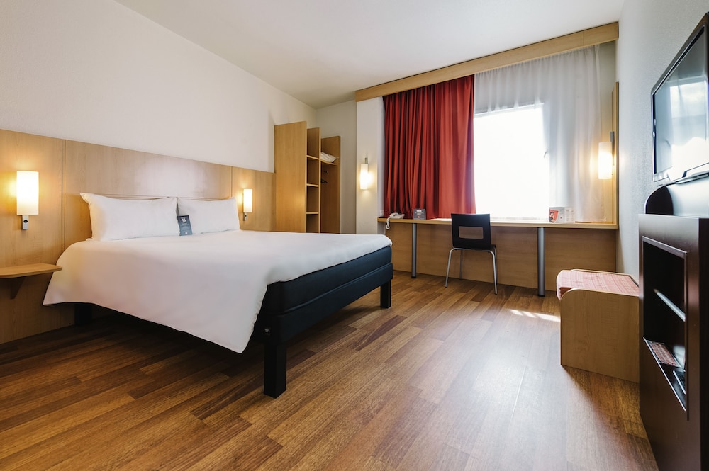 Habitación Standard con una cama doble y vistas a la ciudad del hotel Ibis Astana. Foto 1