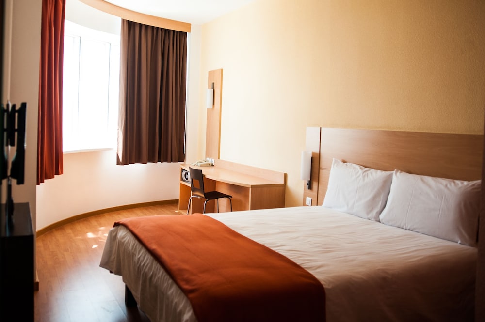 Habitación Standard con una cama doble y vistas a la ciudad del hotel Ibis Astana. Foto 2