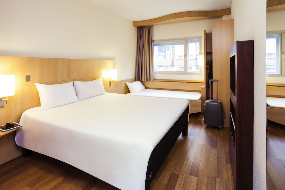 Habitación Standard con una cama doble y vistas a la ciudad del hotel Ibis Astana. Foto 3