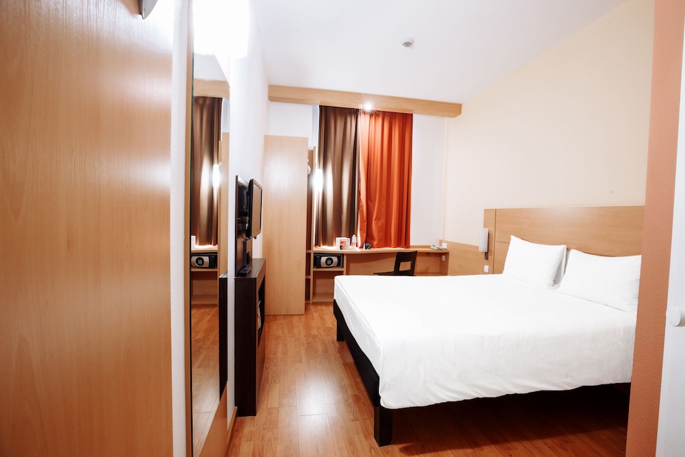 Habitación Standard con una cama doble y vistas a la ciudad del hotel Ibis Astana. Foto 4