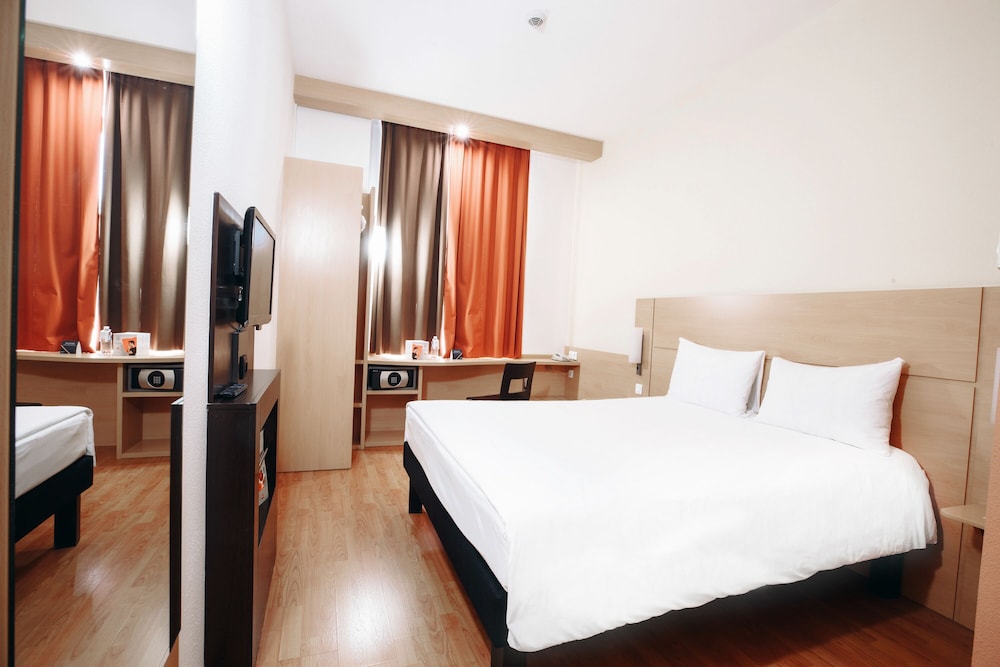 Habitación Standard con una cama doble y vistas a la ciudad del hotel Ibis Astana. Foto 5