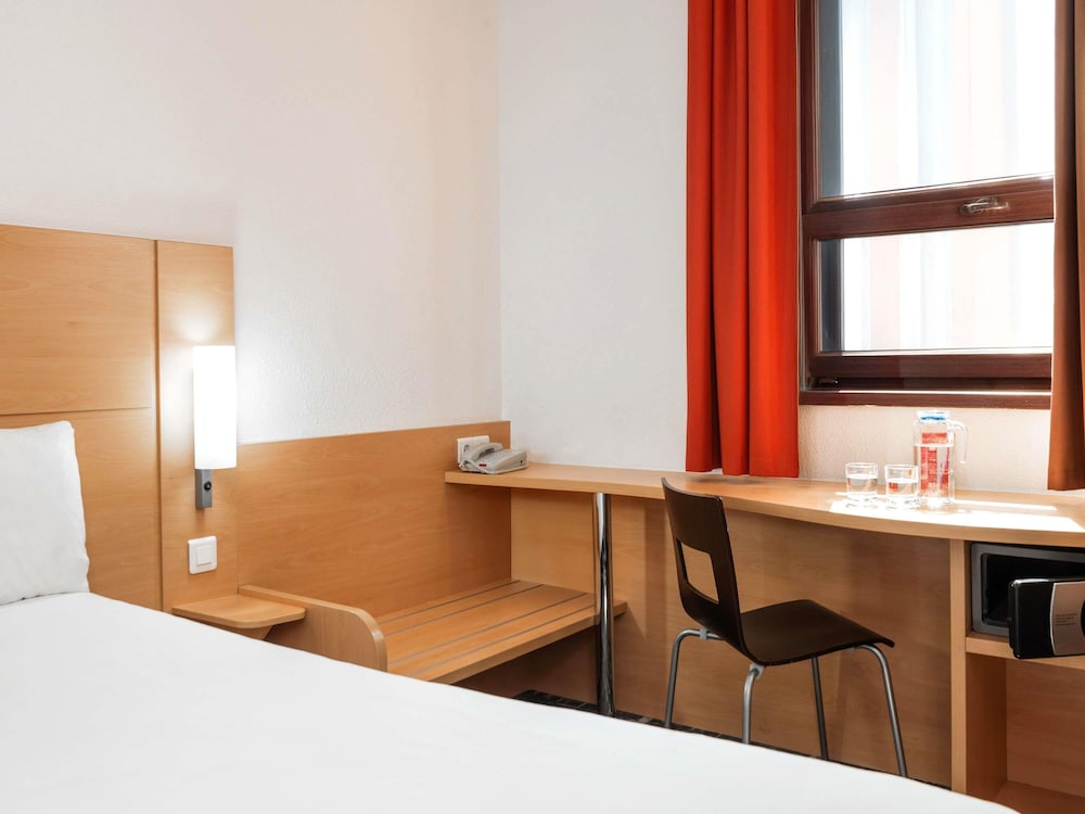 Habitación Standard con una cama doble y vistas a la ciudad del hotel Ibis Astana. Foto 6