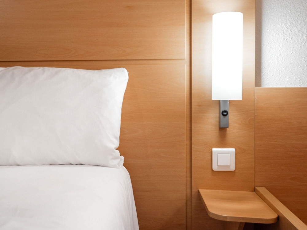 Habitación Standard con una cama doble y vistas a la ciudad del hotel Ibis Astana. Foto 7