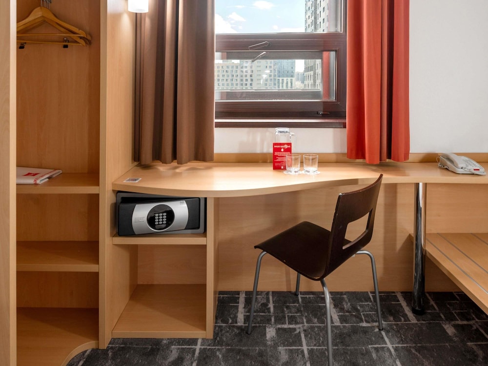 Habitación Standard con una cama doble y vistas a la ciudad del hotel Ibis Astana. Foto 9