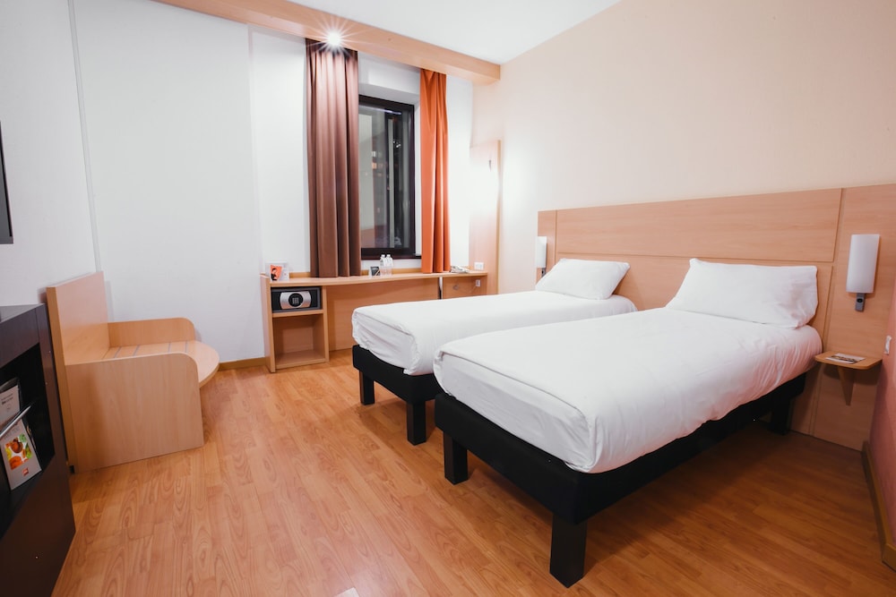 Habitación Premium de ibis con 2 camas individuales y vistas a la ciudad del hotel Ibis Astana. Foto 3