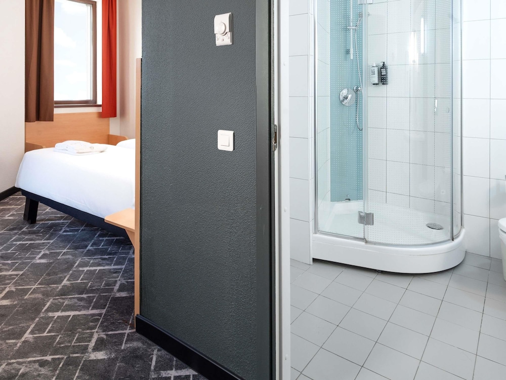 Habitación Premium de ibis con 2 camas individuales y vistas a la ciudad del hotel Ibis Astana. Foto 7