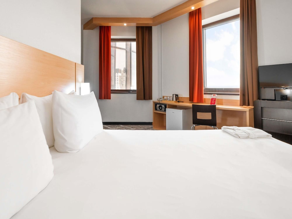 Habitación Premium de ibis con 2 camas individuales y vistas a la ciudad del hotel Ibis Astana. Foto 8