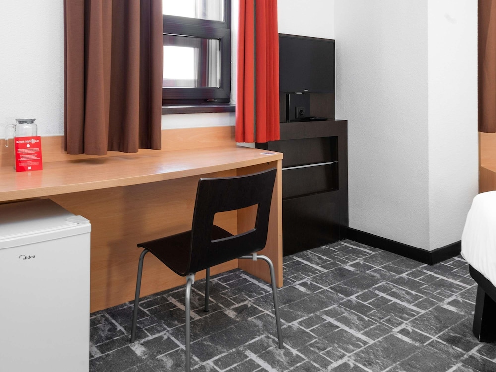 Habitación Premium de ibis con 2 camas individuales y vistas a la ciudad del hotel Ibis Astana. Foto 9