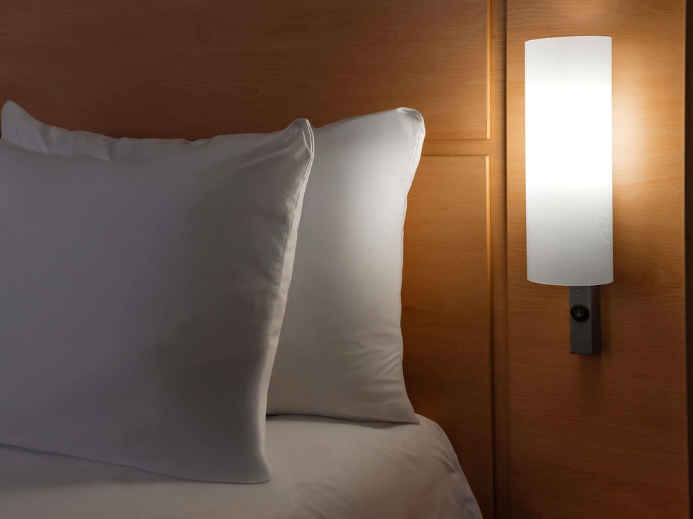 Habitación Premium de ibis con 2 camas individuales y vistas a la ciudad del hotel Ibis Astana. Foto 11