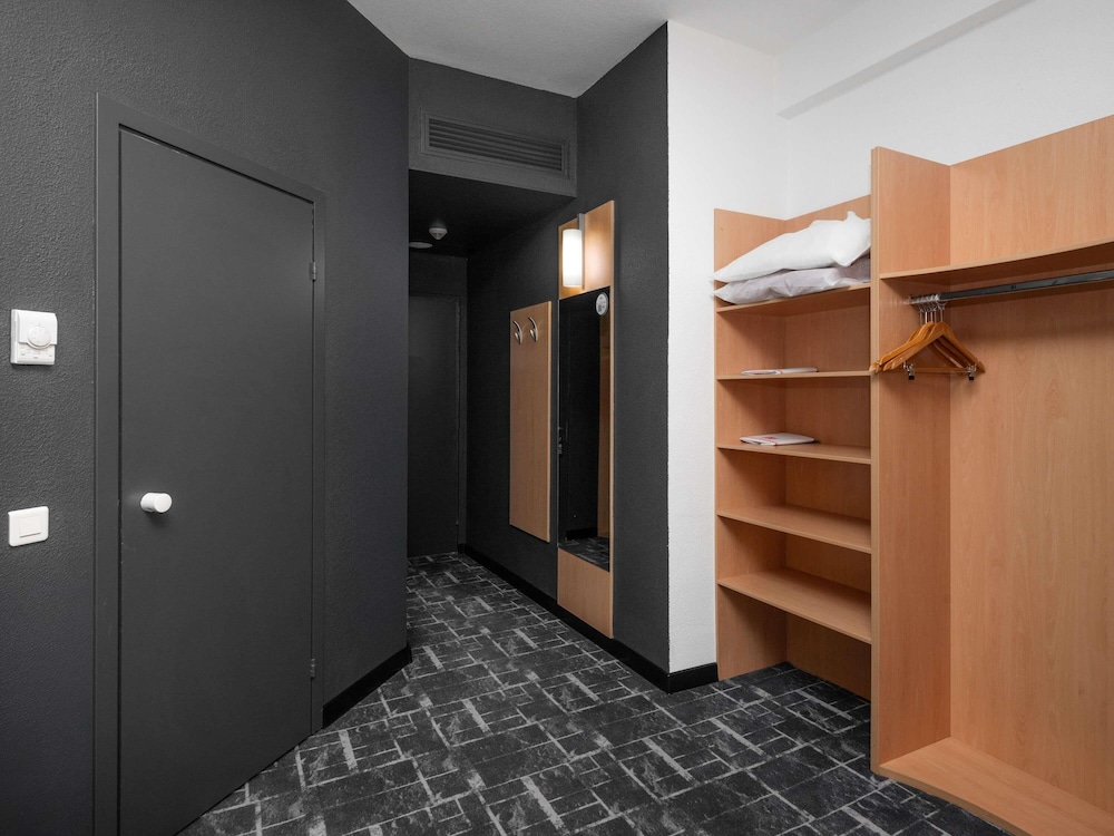 Habitación Premium de ibis con 2 camas individuales y vistas a la ciudad del hotel Ibis Astana. Foto 12