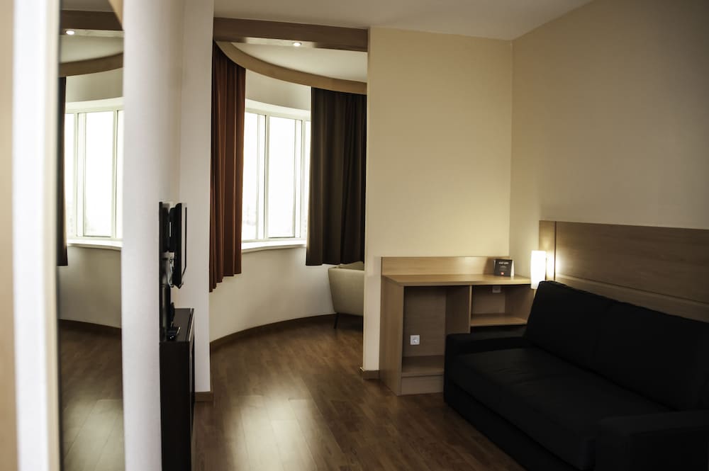 Habitación Premium de ibis con 2 camas individuales y vistas a la ciudad del hotel Ibis Astana. Foto 13