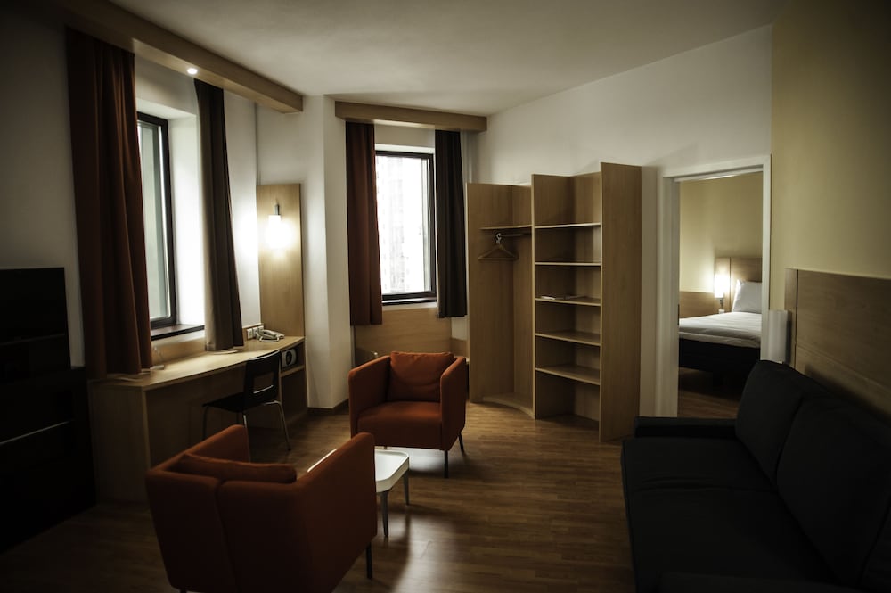 Habitación Premium de ibis con 2 camas individuales y vistas a la ciudad del hotel Ibis Astana. Foto 14
