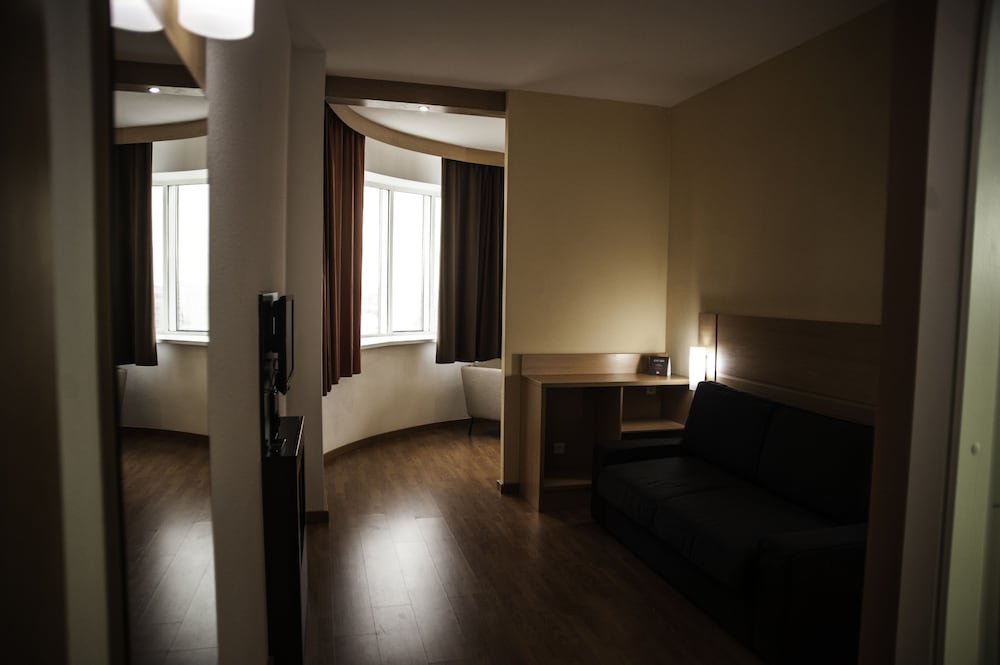 Habitación Premium de ibis con 2 camas individuales y vistas a la ciudad del hotel Ibis Astana. Foto 15
