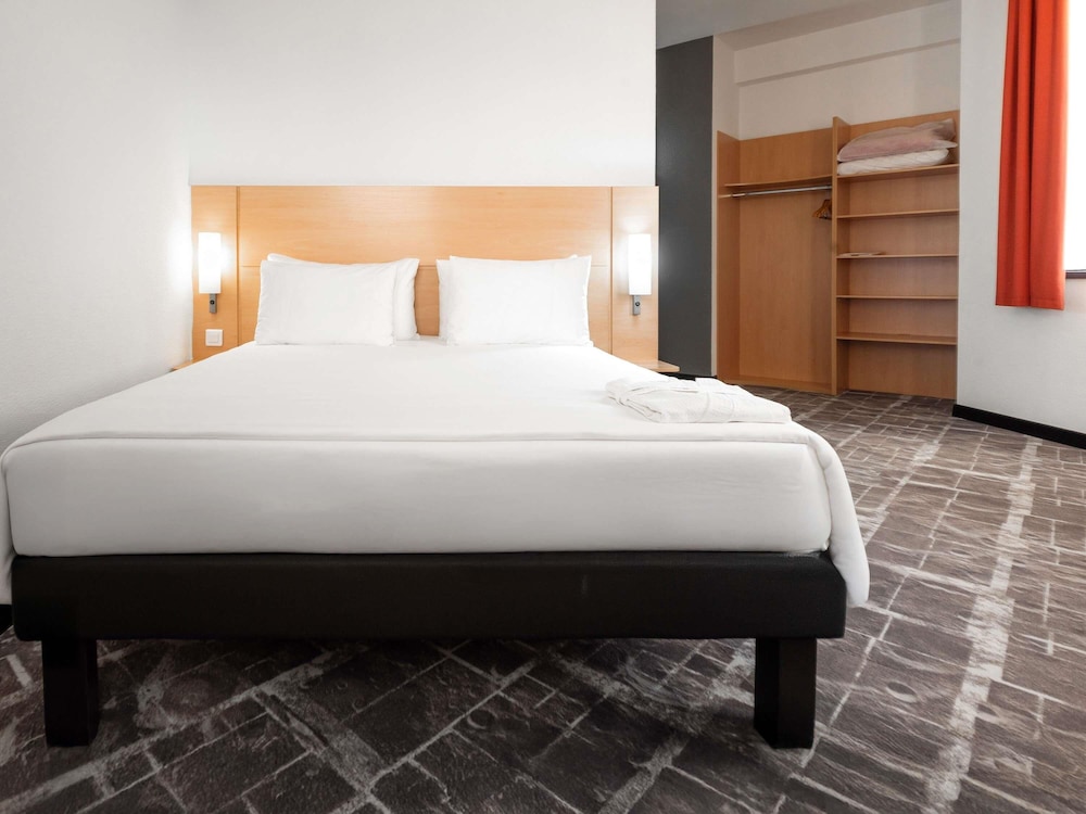 Habitación Ibis Premium con una cama doble grande y vistas a la ciudad del hotel Ibis Astana
