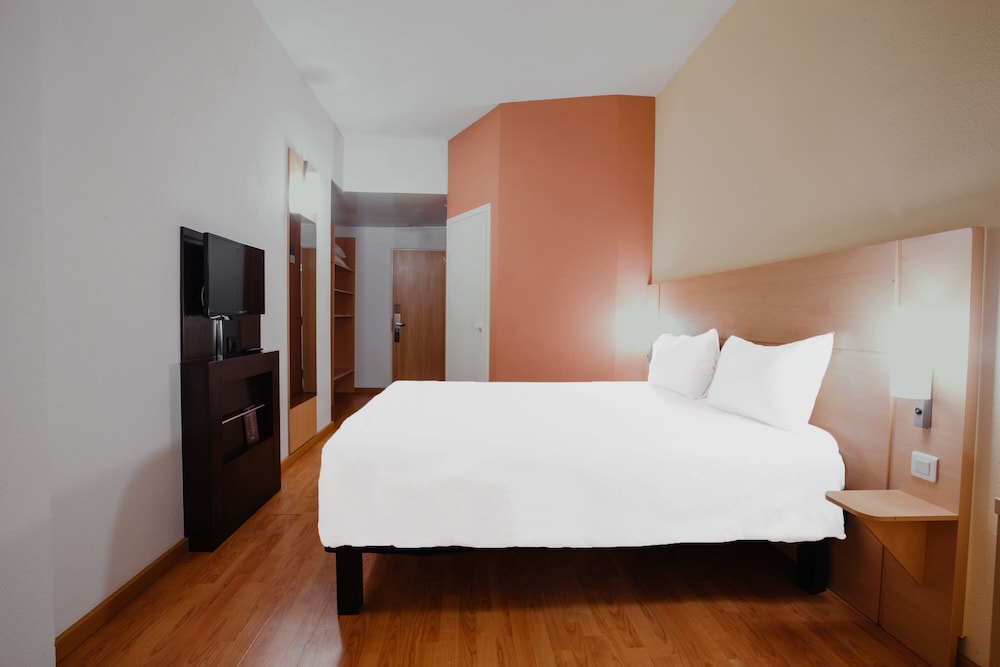 Habitación Ibis Premium con una cama doble grande y vistas a la ciudad del hotel Ibis Astana. Foto 1