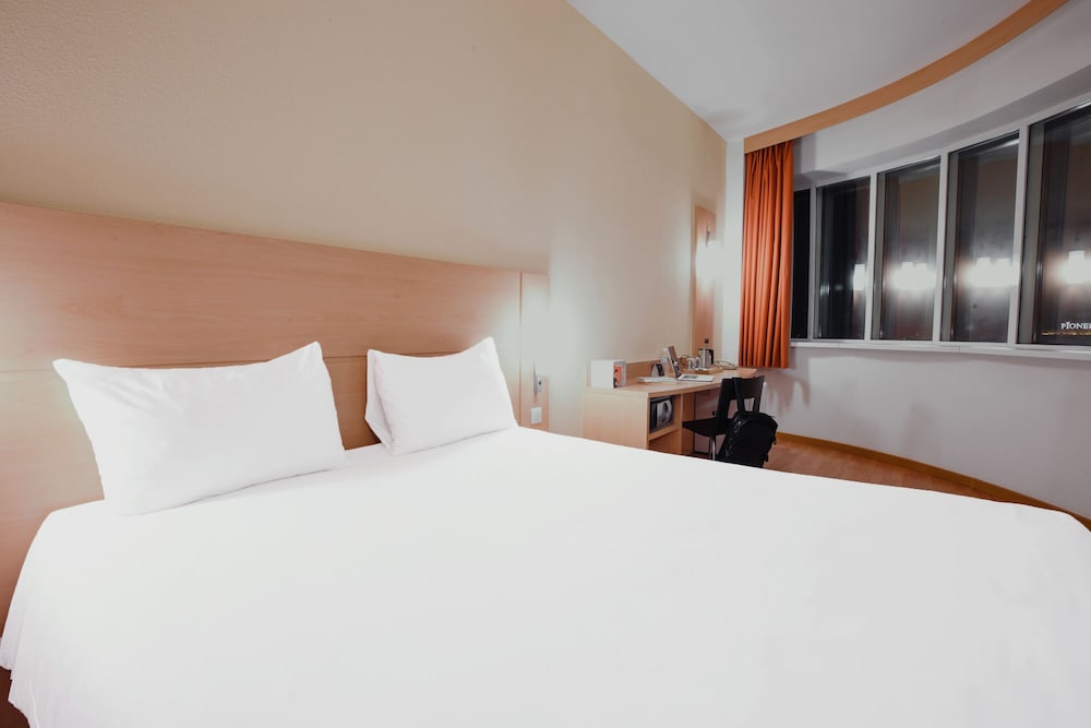 Habitación Ibis Premium con una cama doble grande y vistas a la ciudad del hotel Ibis Astana. Foto 2