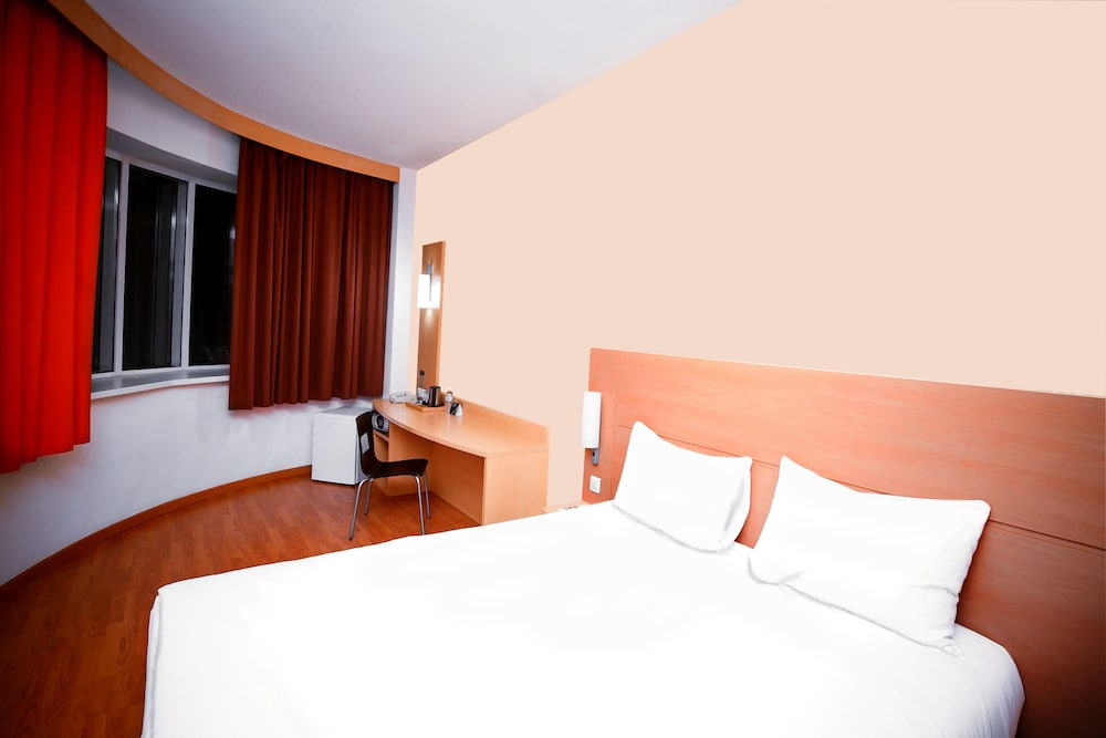 Habitación Ibis Premium con una cama doble grande y vistas a la ciudad del hotel Ibis Astana. Foto 3