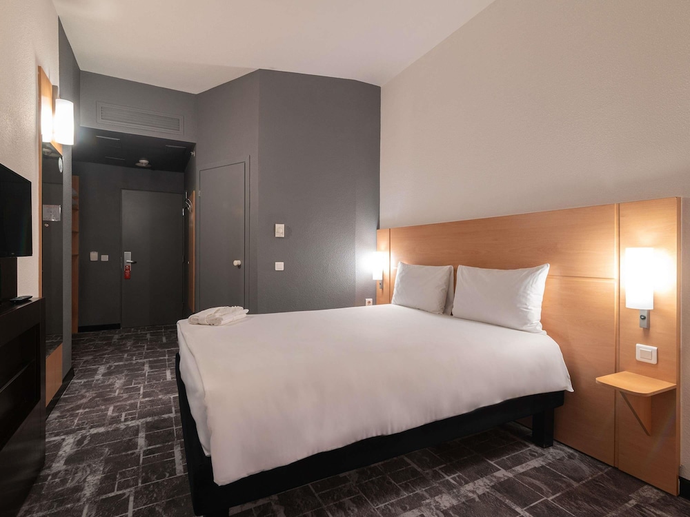 Habitación Ibis Premium con una cama doble grande y vistas a la ciudad del hotel Ibis Astana. Foto 8