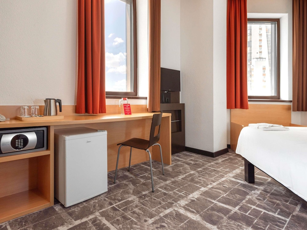 Habitación Ibis Premium con una cama doble grande y vistas a la ciudad del hotel Ibis Astana. Foto 9