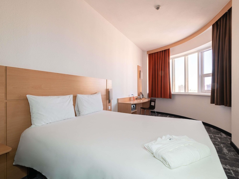 Habitación Ibis Premium con una cama doble grande y vistas a la ciudad del hotel Ibis Astana. Foto 10