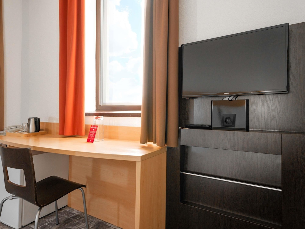 Habitación Ibis Premium con una cama doble grande y vistas a la ciudad del hotel Ibis Astana. Foto 14