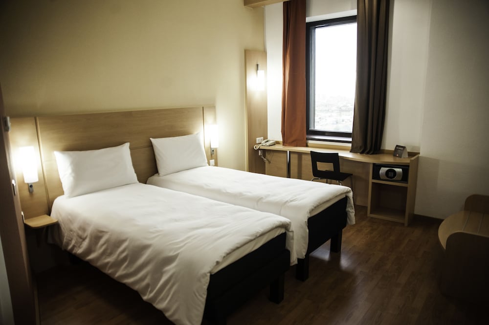 Habitación Standard con dos camas individuales y vistas a la ciudad del hotel Ibis Astana. Foto 1