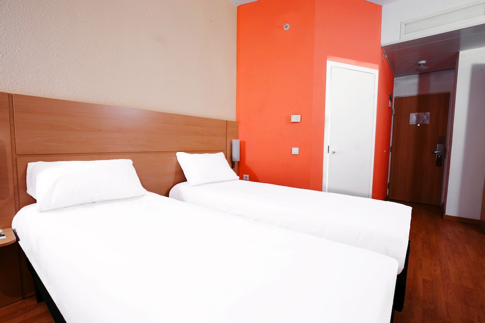 Habitación Standard con dos camas individuales y vistas a la ciudad del hotel Ibis Astana. Foto 3