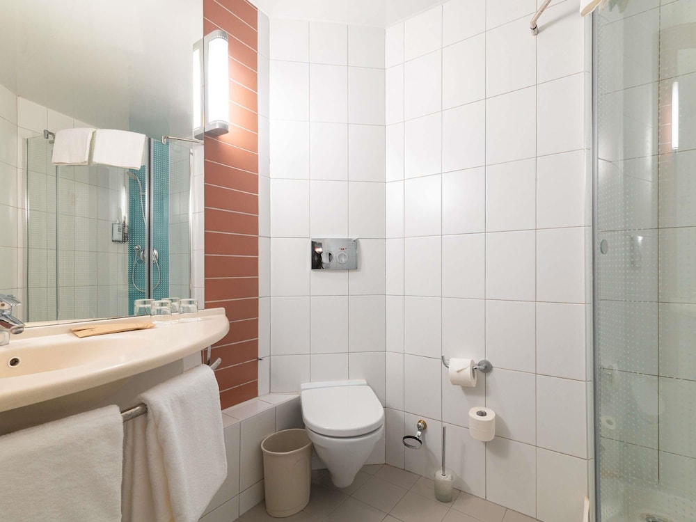 Habitación Standard con dos camas individuales y vistas a la ciudad del hotel Ibis Astana. Foto 5