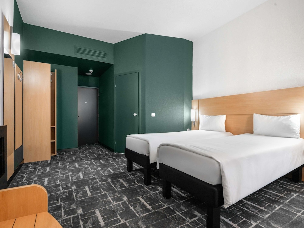 Habitación Standard con dos camas individuales y vistas a la ciudad del hotel Ibis Astana. Foto 6
