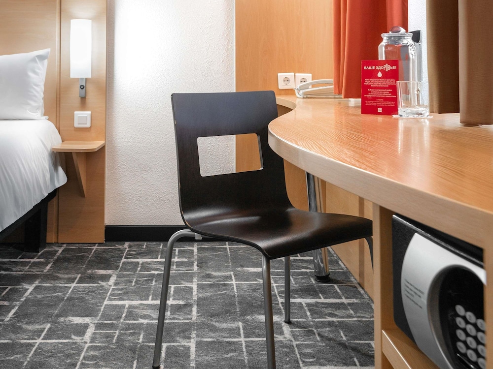 Habitación Standard con dos camas individuales y vistas a la ciudad del hotel Ibis Astana. Foto 7