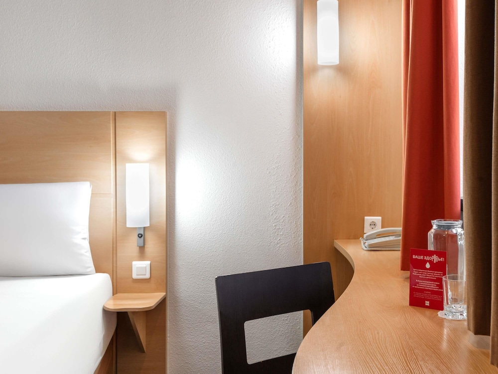 Habitación Standard con dos camas individuales y vistas a la ciudad del hotel Ibis Astana. Foto 8