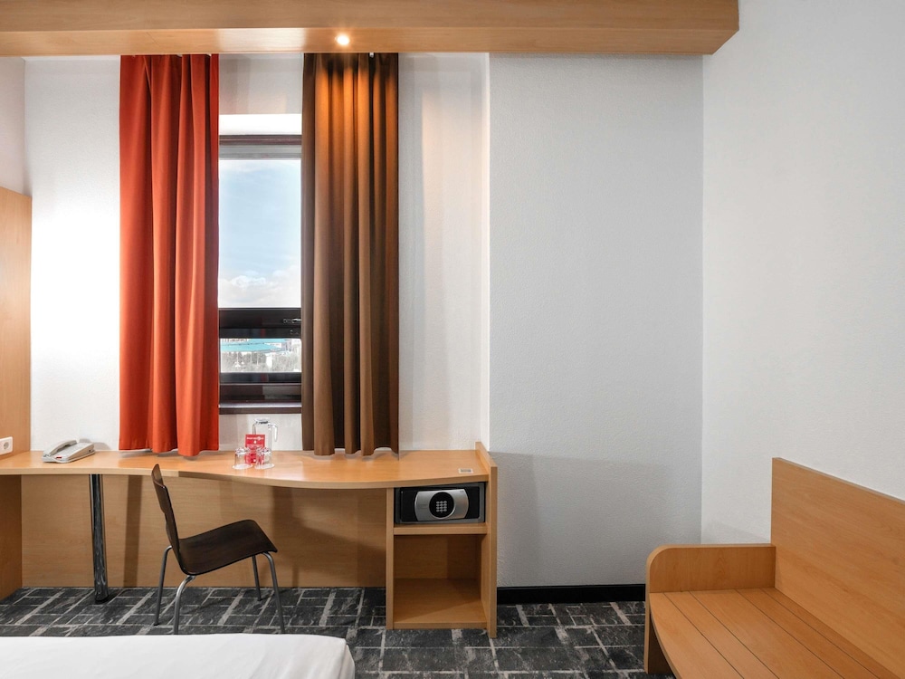 Habitación Standard con dos camas individuales y vistas a la ciudad del hotel Ibis Astana. Foto 9