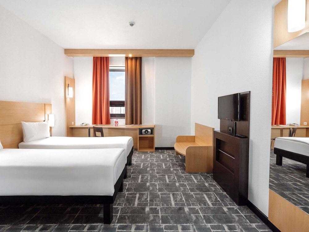 Habitación Standard con dos camas individuales y vistas a la ciudad del hotel Ibis Astana. Foto 11