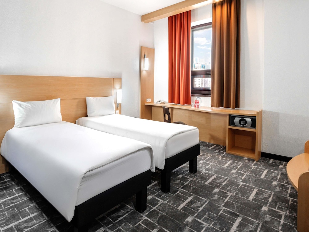 Habitación Standard con dos camas individuales y vistas a la ciudad del hotel Ibis Astana. Foto 12