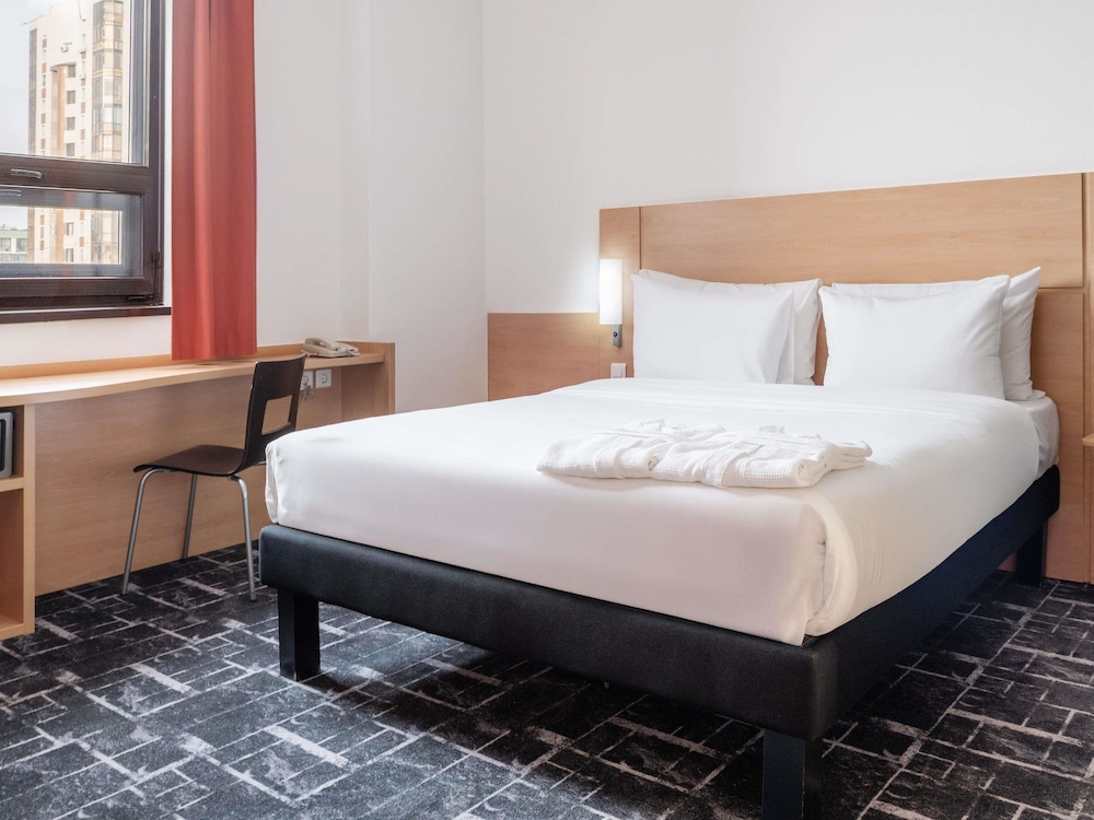 Habitación Luxury con una cama doble y sofá, vistas a la ciudad del hotel Ibis Astana
