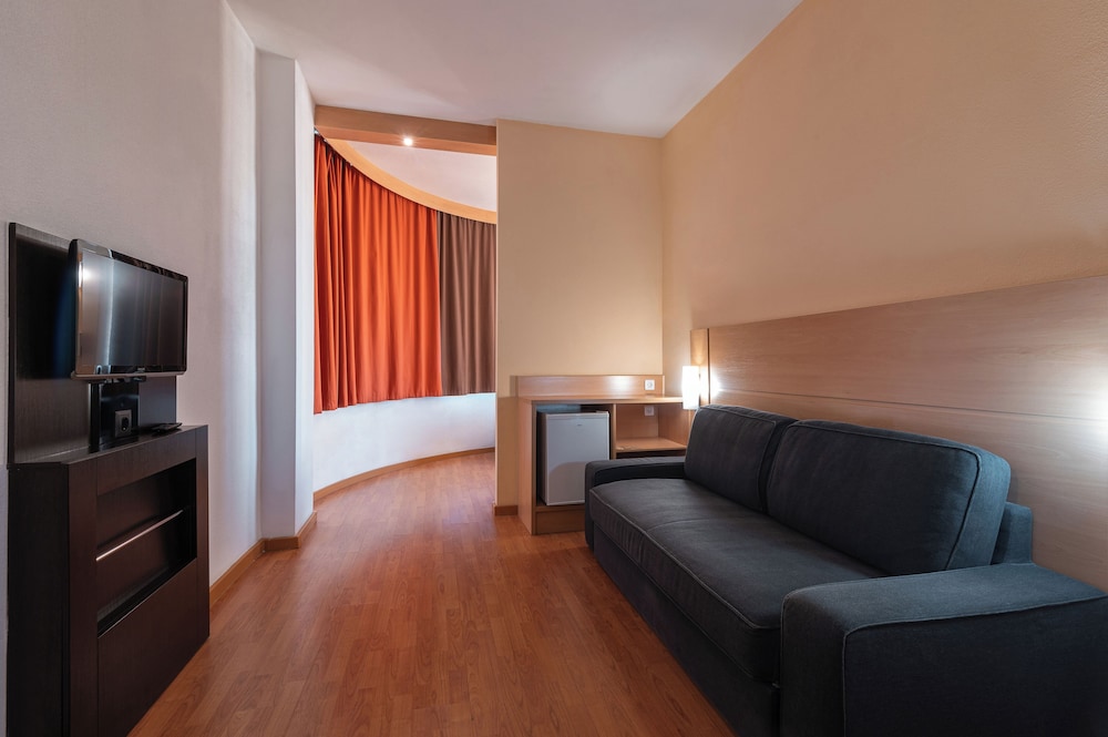 Habitación Luxury con una cama doble y sofá, vistas a la ciudad del hotel Ibis Astana. Foto 1