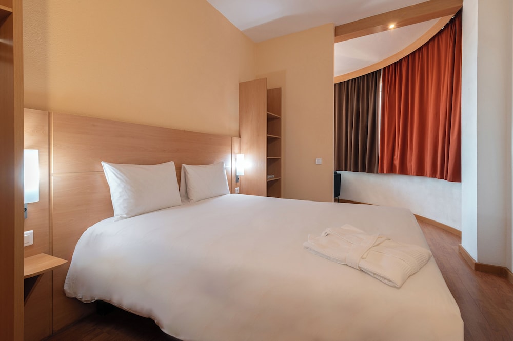 Habitación Luxury con una cama doble y sofá, vistas a la ciudad del hotel Ibis Astana. Foto 2