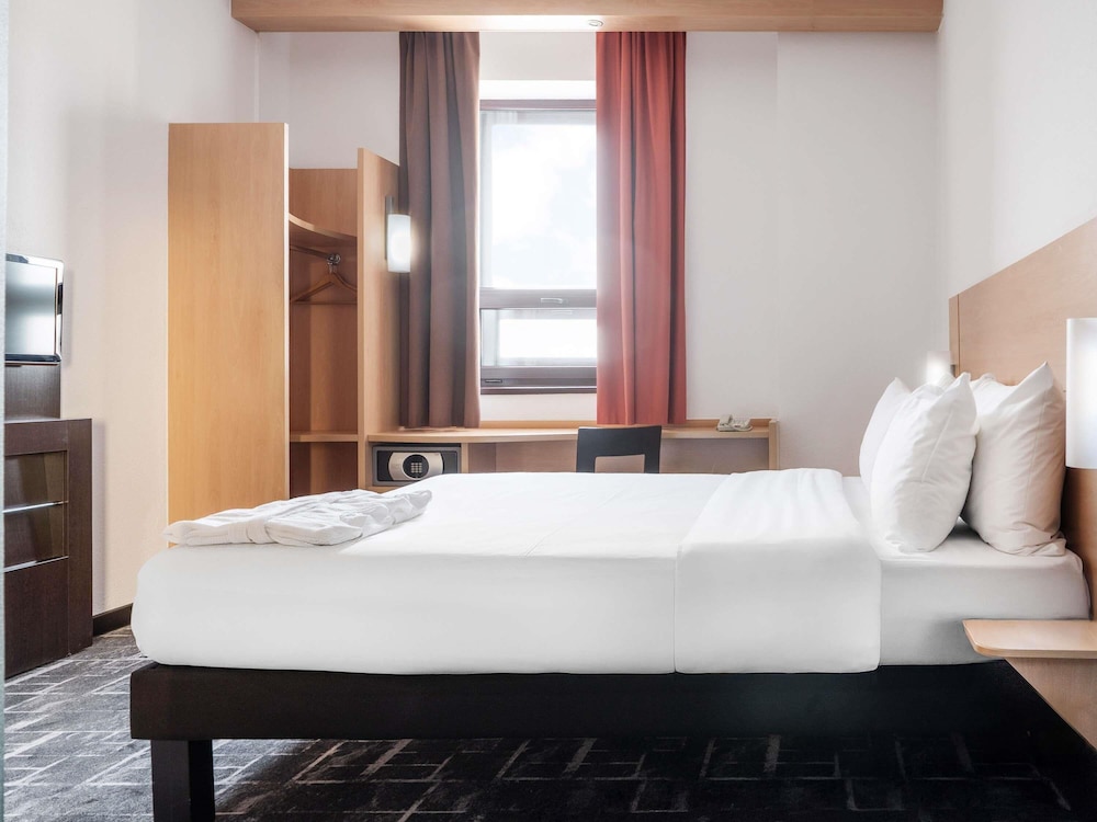 Habitación Luxury con una cama doble y sofá, vistas a la ciudad del hotel Ibis Astana. Foto 5