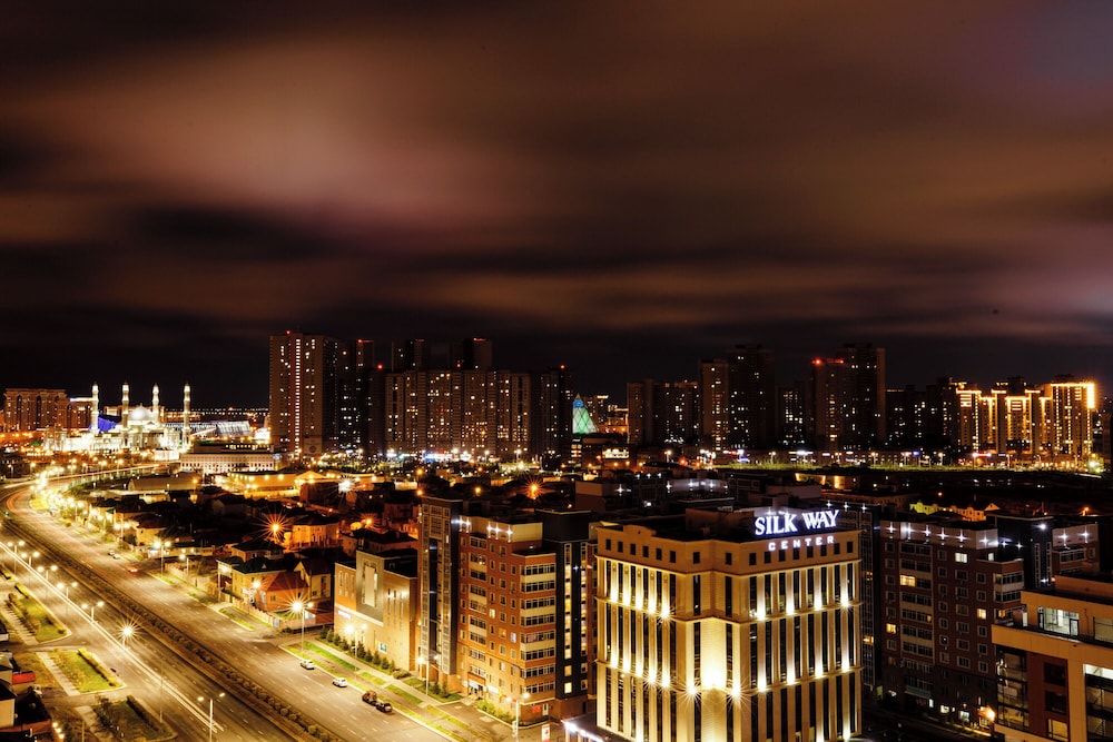 Habitación Luxury con una cama doble y sofá, vistas a la ciudad del hotel Ibis Astana. Foto 10